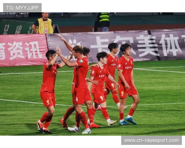 重庆球迷超1500人客场助威，冲超决战氛围热烈